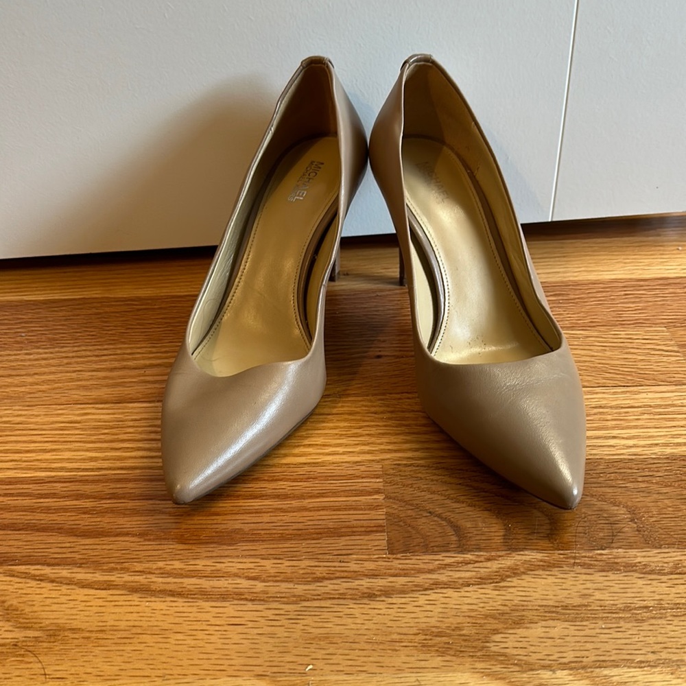 Nude Michael Kors pumps